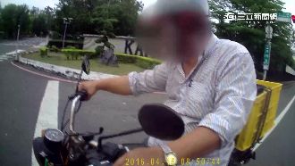 阿伯停紅綠燈不走　竟在機車上睡著了