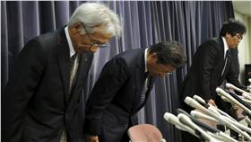 三菱社長鞠躬道歉。（圖／路透社／達志影像）