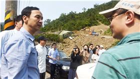 朱立倫：完成整備迎接汛期挑戰
新北市長朱立倫（前左）20日上午前往新店區廣興里視察災後復建的成果並表示，去年蘇迪勒颱風與杜鵑颱風重創平廣地區，多數災點已完成修復。（圖／中央社）