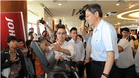 行政院長張善政參訪喬山健康科技。行政院提供