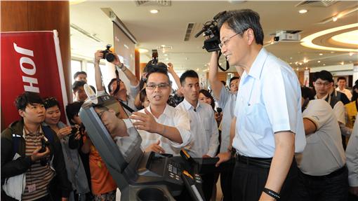 行政院長張善政參訪喬山健康科技。行政院提供