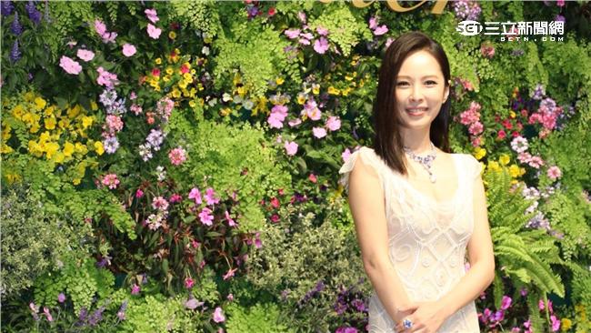 圖／天心頂E奶擠豪溝　放送性感美背