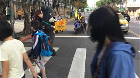 熊讚BRAVO當導護（圖／北市觀傳局提供）