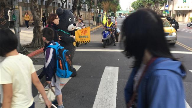 一日一公益　熊讚和義交維護校園安全