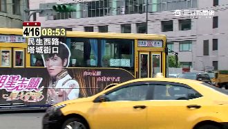 公車左轉未禮讓　機車撞飛瞬間解體