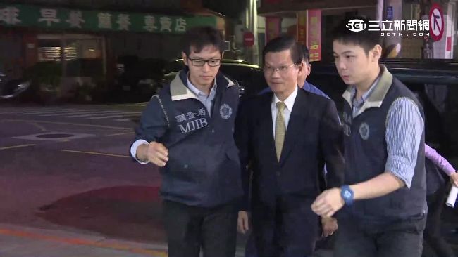 翁啟惠漏夜移送　轉貪汙被告限制出境