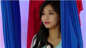 ▲周子瑜做空中瑜珈大展身手。（圖／翻攝自YouTube）
https://www.youtube.com/watch?v=O2QltSyZkag