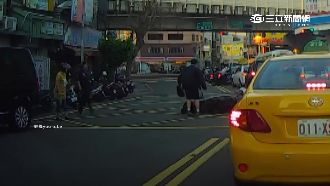 不看路行人遇上逆向騎士　下一秒…