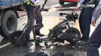 騎士疑自摔後火燒車　波及路旁小貨車