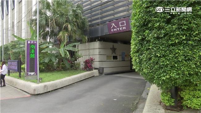 沒錢開摩鐵　男帶小女友上乾媽家啪啪