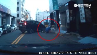 員警單車追賊卻落鏈　民眾借車逮人