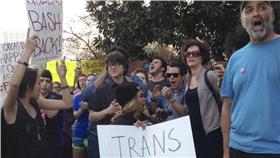 北卡羅萊納州的HB2法案反對者
翻攝自BuzzFeed
https://www.buzzfeed.com/tasneemnashrulla/here-are-the-people-and-companies-that-refuse-to-work-in-nor#.tebOpvmkg