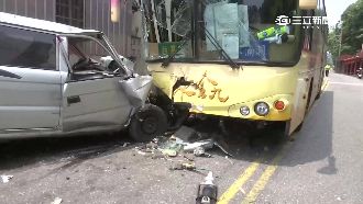 違規逆向撞公車　轎車駕駛無生命跡象
