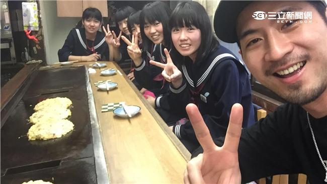 簡宏霖當背包客找高中生合照化解尷尬