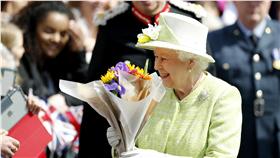 伊莉莎白女王90歲大壽，開心接下民眾鮮花。（圖／美聯社／達志影像）