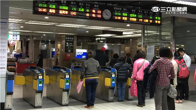 老奶奶不會用車票感應，站務員耐心教導。（示意圖／資料照）