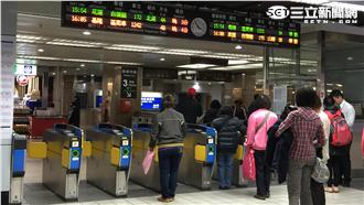老婦不會刷票　台鐵站務員暖舉感動路人