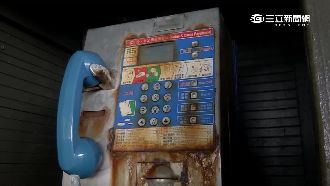 斑駁鏽蝕　綠島公共電話4台壞3台