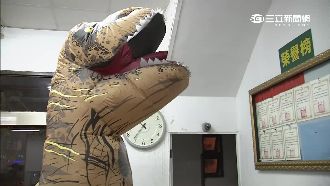 恐龍亂入萬安演習　遭押回警局罰緩