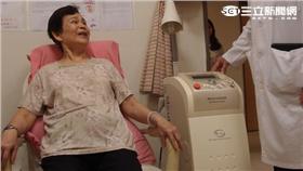 一名72歲的周太太因膀胱過動症引發嚴重的尿失禁，每次只要一有尿意就忍不住。有時出門在外突然「濕身」，更讓她尷尬不已，深怕旁人聞到尿騷味，只好儘量不出門，或隨時包著尿布。