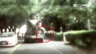 邊開邊鋪水泥？駕駛超車攔截混凝土車