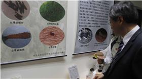 行政院長張善政（右）上午前往台南主持揭牌儀式，參觀中心內的研究設施。 中央社提供