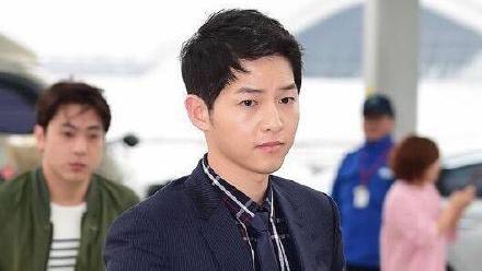 宋仲基西裝現身機場　赴港參加服裝秀