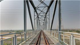 高屏鐵橋
翻google map
