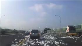 國道飄衛生紙雪(圖翻攝自爆料公社)
