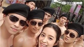 信義區重現《太後》橋段　氣質女神莫允雯S7水中自拍（圖／台灣三星）