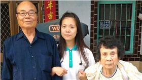 雲林義峰高中林玫岒（中）繁星錄取第一志願臺灣科技大學，但想到要北上就讀，離開平日照顧的阿公、阿嬤，心有不捨，不敢開口。（圖／中央社）