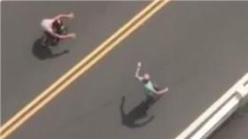 老外萬安演習溜滑板　（圖／翻攝自爆料公社）