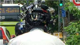 民眾頭上佈滿行車紀錄器（圖翻攝自陳建銘臉書）