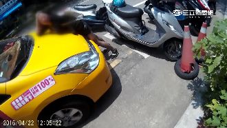 房產糾紛惹事　陸配趴前夫引擎蓋哭鬧