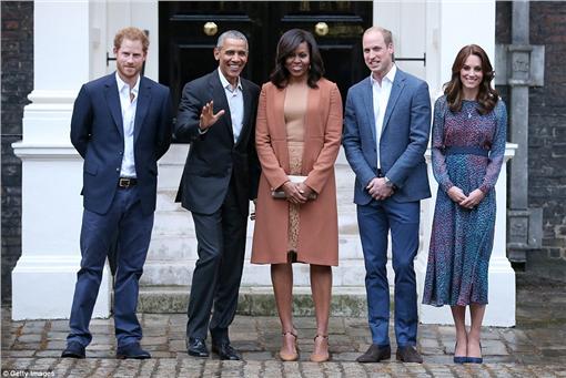 歐巴馬出訪英國,與皇室合影翻攝自每日郵報http://www.dailymail.co.uk/news/article-3554403/Now-s-party-time-controversial-intervention-Brexit-debate-Barack-Obama-Lady-Michelle-greeted-William-Kate-Harry-informal-Kensington-Palace-dinner.html
