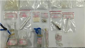 JD
警路檢攔查交通違規  眼尖查獲毒品
簡姓男子駕駛的自小客車懸掛被註銷的車牌，高雄市警
方路檢攔查，果然在車上起獲海洛因、安非他命和吸食
器等，全案23日依毒品危害防制條例移送高雄地檢署偵
辦。
（高雄市警方提供）
中央社記者陳朝福傳真  105年4月23日