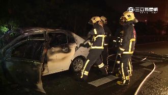 貨車故障停路邊　轎車衝撞燒成廢鐵