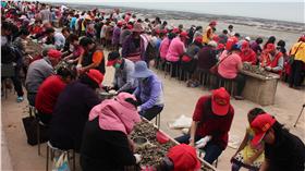 LG
金門石蚵文化季  邀民眾體驗擎蚵
金門石蚵小麥文化季23日起在古寧頭和平紀念園區登場
，邀請民眾隨著蚵民下海體驗擎蚵。圖為去年的千人剝
蚵畫面。
（資料照片）
中央社記者黃慧敏攝  105年4月23日