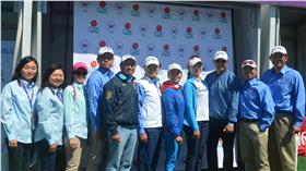 LF
響應自閉症宣導 台高球選手穿藍色衣服
中國信託銀行董事長童兆勤（中）與台灣選手徐薇凌（
右5）石昱婷（右4）穿藍色衣服，響應舊金山裙擺搖搖
LPGA菁英賽4月22日的自閉症宣導活動。
中央社記者張克怡舊金山攝  105年4月23日