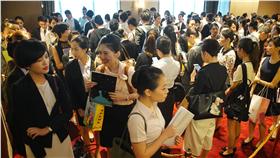 ED
新航台灣招考空服員  千人應徵（1）
新加坡航空23日上午在台北萬怡酒店舉行空服員招考，
因月薪至少新台幣10萬元以上，有超過1千名年輕男女
前來爭取機會。
中央社記者王飛華攝  105年4月23日