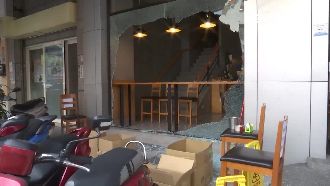 被砸店？星巴克夜半落地窗碎一地嚇人