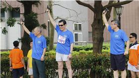 LG
清大環校路跑  總統完賽4.5K（2）
國立清華大學23日舉辦校慶傳統環校路跑活動，總統馬
英九（中）也到場與清大師生一同完成4．5公里，起跑
前與台灣省政府主席林政則（前左）、清大校長賀陳弘
（前右）一起為「挑戰組」的參賽者鳴槍。
中央社記者魯鋼駿攝  105年4月23日