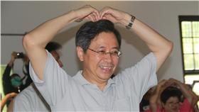 PD
張揆與長者同樂
行政院長張善政（前）23日上午前往位於新北市淡水區
的淡水海關碼頭，出席由弘道老人福利基金會舉辦的「
2016銀領潮流-銀髮樂齡體驗展」，除和長者們一同手
舞足蹈外，還摺起氣球與體驗跳床，與長者們同樂。
中央社記者王朝鈺攝　105年4月23日