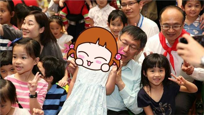 佩琪快看！柯文哲被女生獻吻一臉尷尬