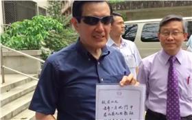 LG
總統清大路跑  題詩探視前校長沈君山
總統馬英九（前）23日上午到國立清華大學參加校慶環
校路跑活動，並探望臥病在床的清大前校長沈君山，再
次題詩給予祝福。
中央社記者魯鋼駿攝  105年4月23日