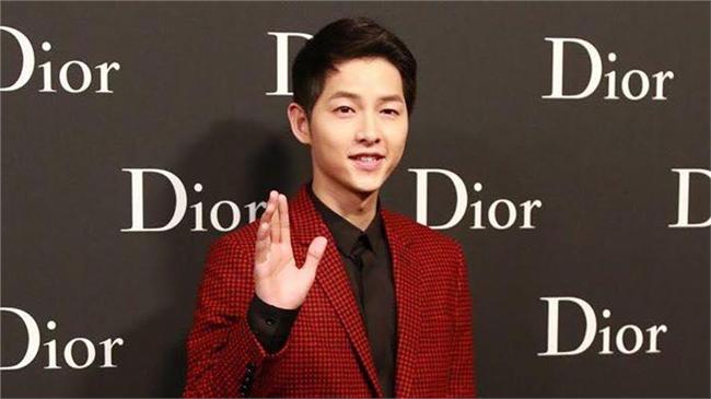 宋仲基脫下軍服　帥氣出席時尚派對