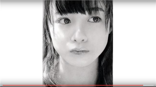 嚇！「千年一遇美少女」黑白照這樣來