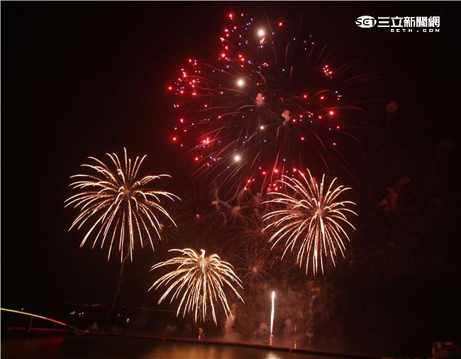 2016澎湖花火節每星期一.四直到六月，在觀音亭彩虹橋施放，別錯過最美麗浪漫花火夜景。（記者邱榮吉/攝影）