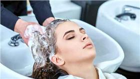  洗頭／美聯社／達志影像