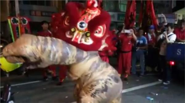 恐龍、舞獅/爆廢公社